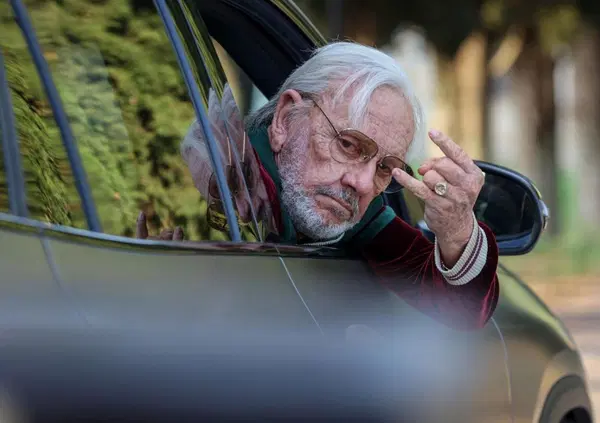 Il film di Castellitto e Lundini &egrave; il pi&ugrave; scorretto al cinema, per&ograve; ci insegna una verit&agrave;: &ldquo;I figli non sono di chi li fa, ma di chi li ama"