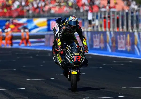 Marco Bezzecchi Italodisco a Misano: &ldquo;Ho messo un po' di canzoni stupide sul casco, il mio giro veloce non &egrave; servito a un c***o&rdquo;