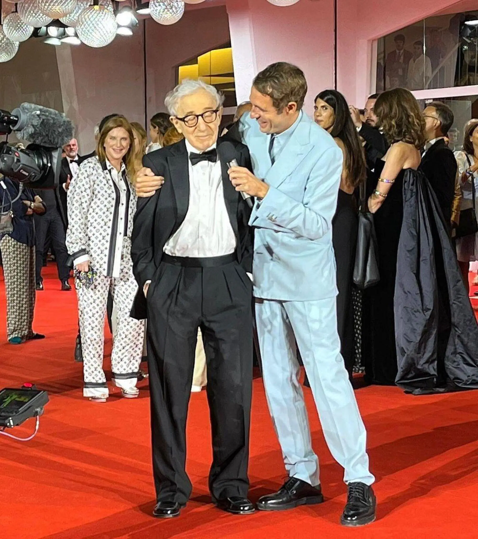 L'abbraccio di Mattia Carzaniga a Woody Allen