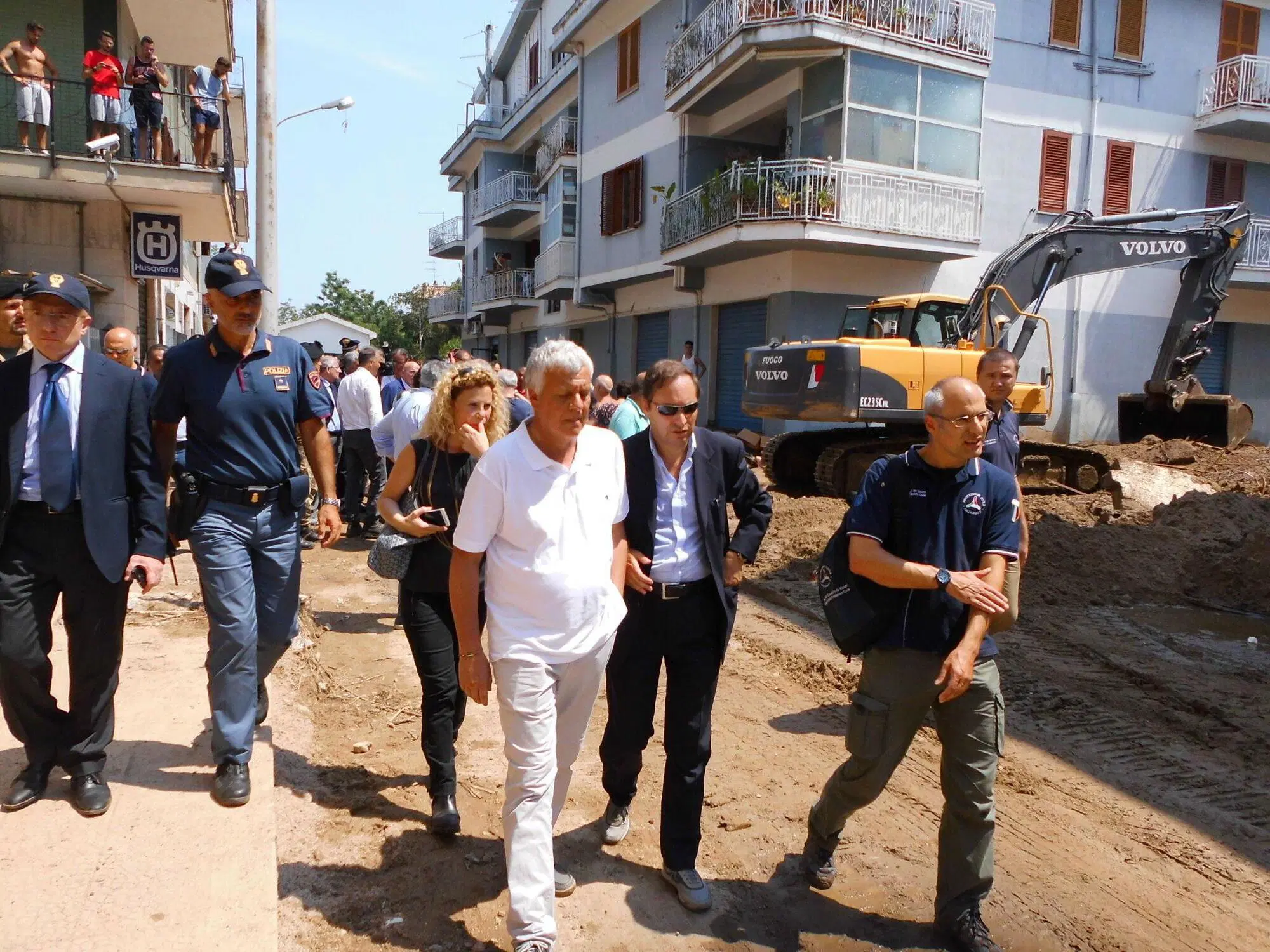 Galletti sul luogo di un'alluvione