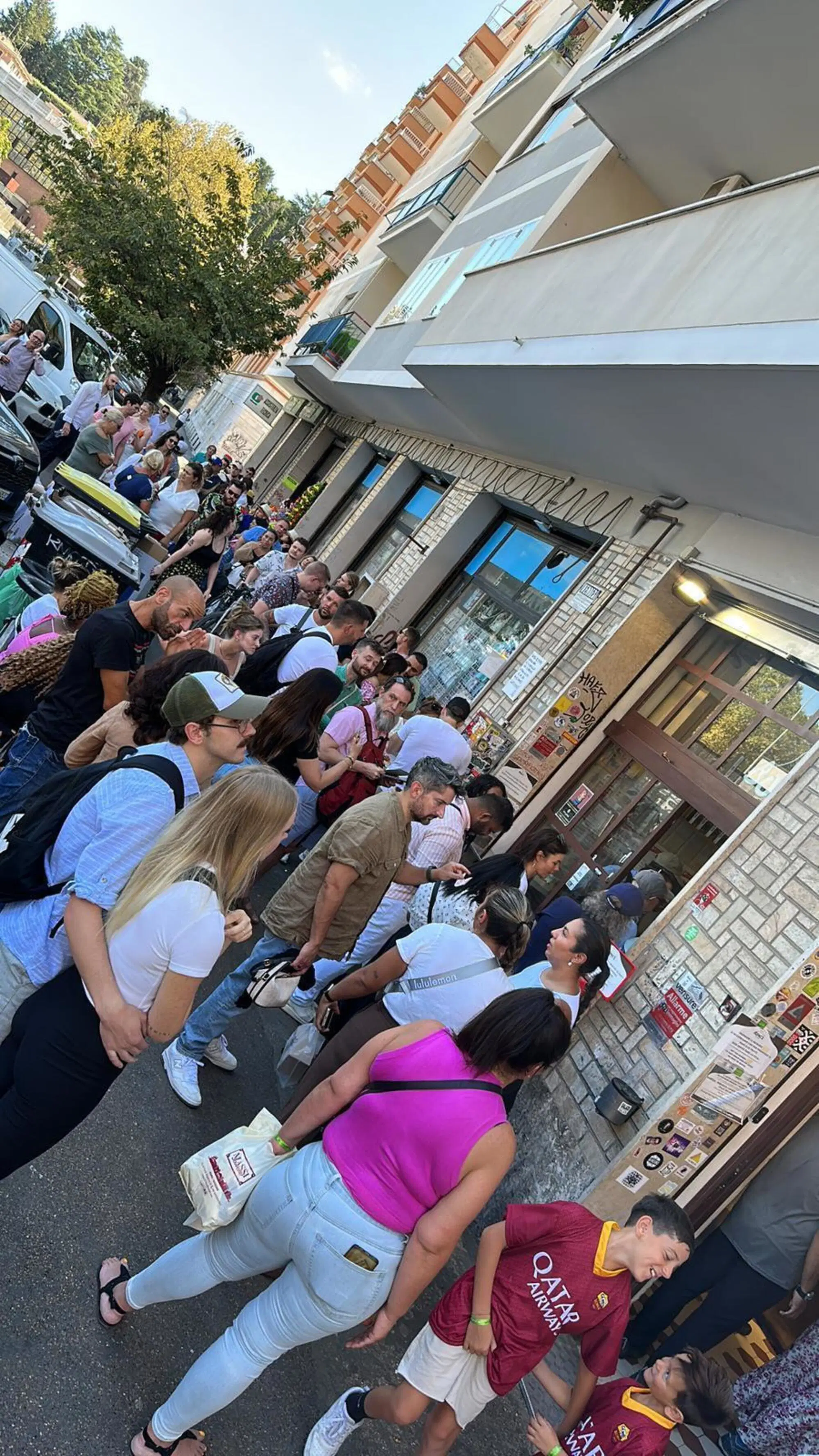 La coda che vi aspetta se volete mangiare una pizza da Bonci a Roma