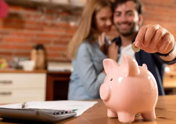 Tutti i modi per "fottere" gli aumenti: da trasporti e cibo a caro-libri e vestiti