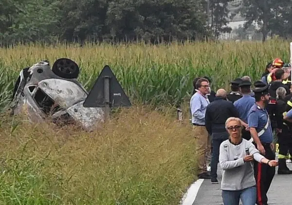 Il pap&agrave; di Laura e l'incidente delle Frecce: &ldquo;Ho sentito un forte sibilo, poi l'esplosione&rdquo;. I pm: nessun allarme per gli uccelli in volo