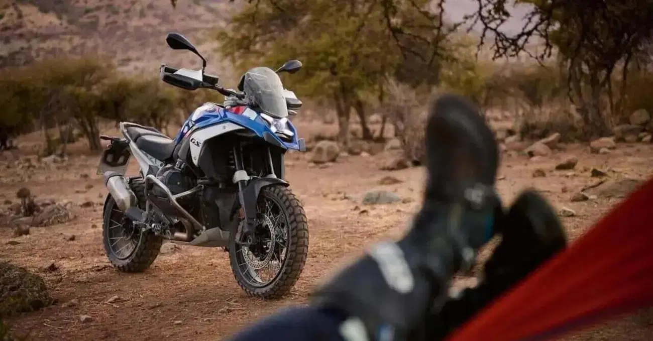 BMW R 1300 GS 2024: tutte le foto della versione definitiva (che spacca, anche se i vecchi tromboni dicono di no)