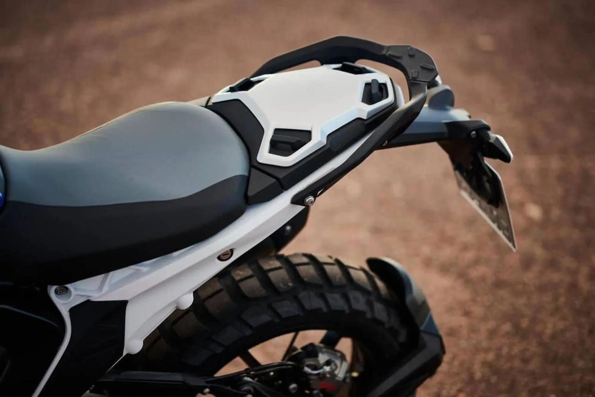 BMW R 1300 GS 2024 la sella monoposto per l'off road