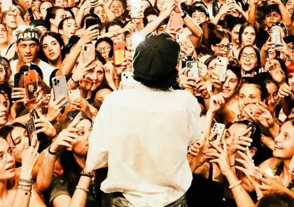 Nel caos dei firmacopie dei teen idol: &egrave; ancora l&rsquo;unico modo per "abbracciare" il proprio beniamino?