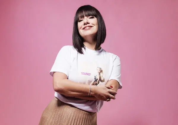 Ode a Cristina Fogazzi che distrugge l'estetica di un solo clone: una faccia per tutte, tutte per l'Estetista cinica