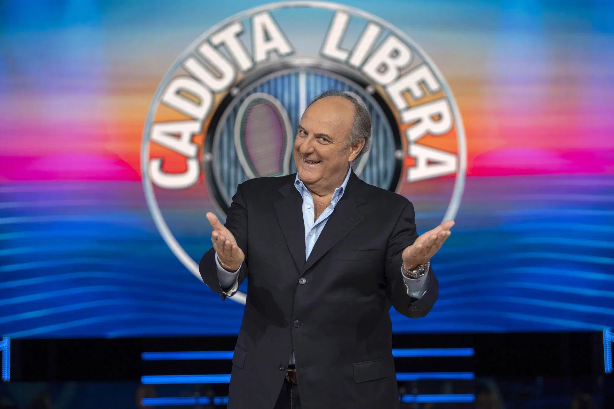Gerry Scotti in versione conduttore di "Caduta libera"