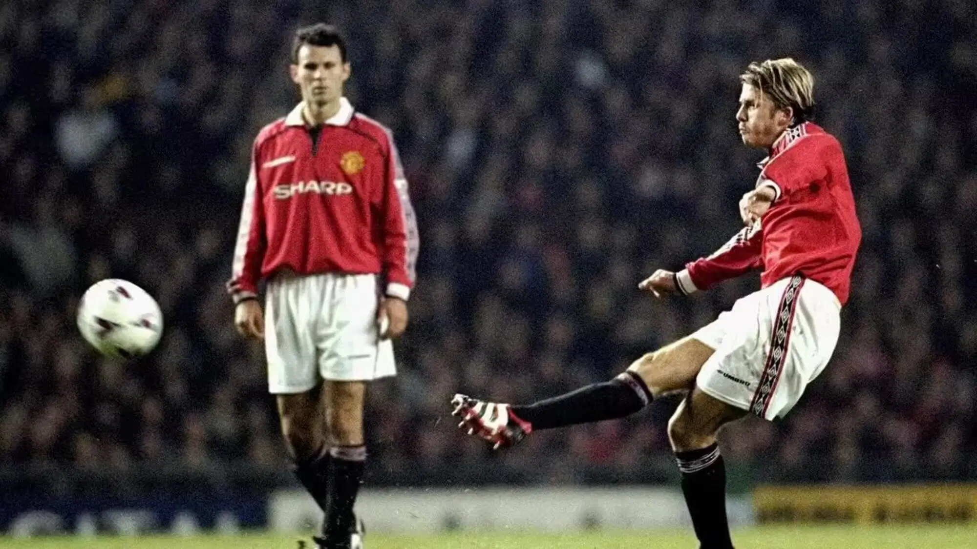 Ryan Gigs assiste a una punizione di David Beckham 