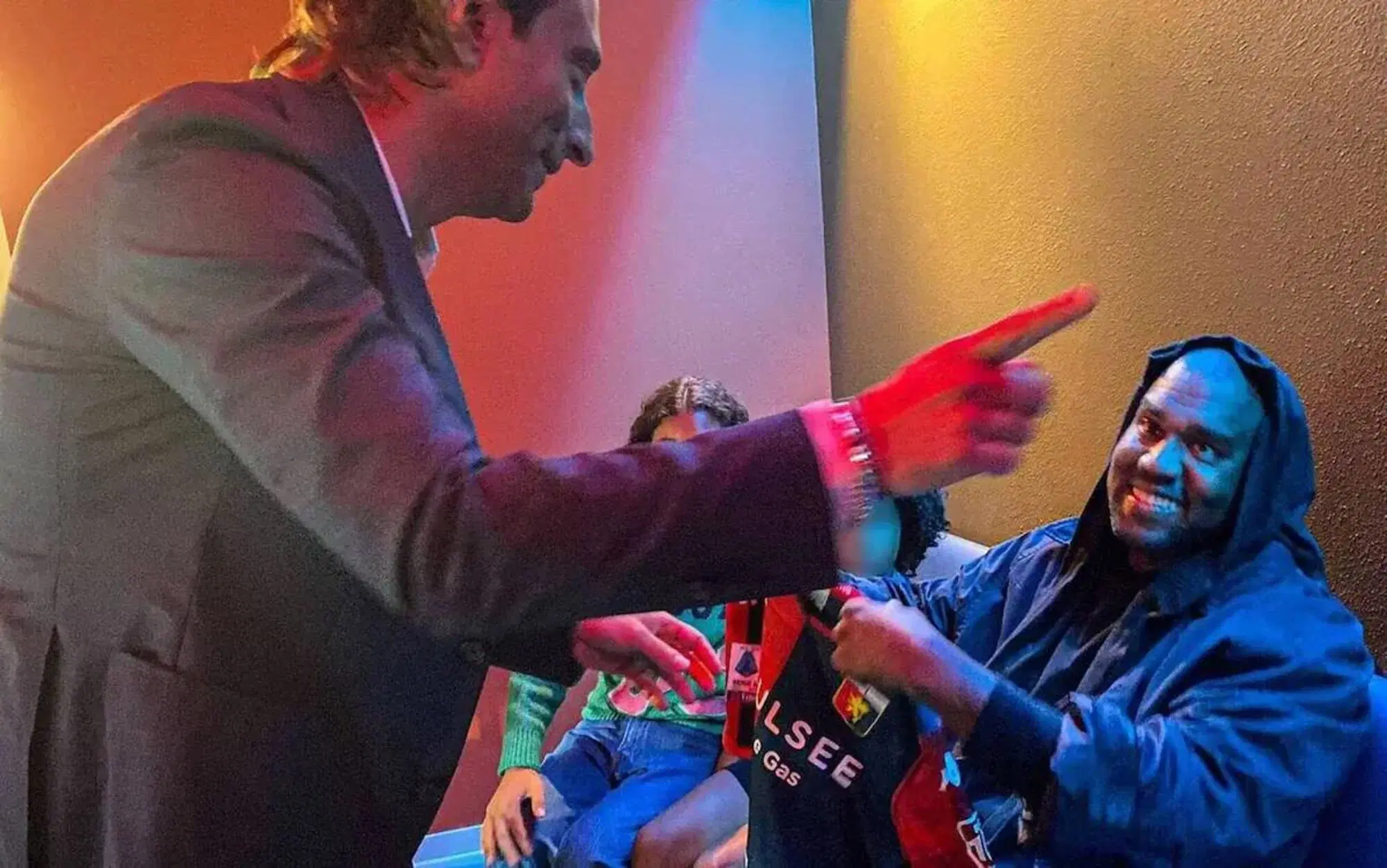 Kanye West al Ferraris con la maglia del Genoa