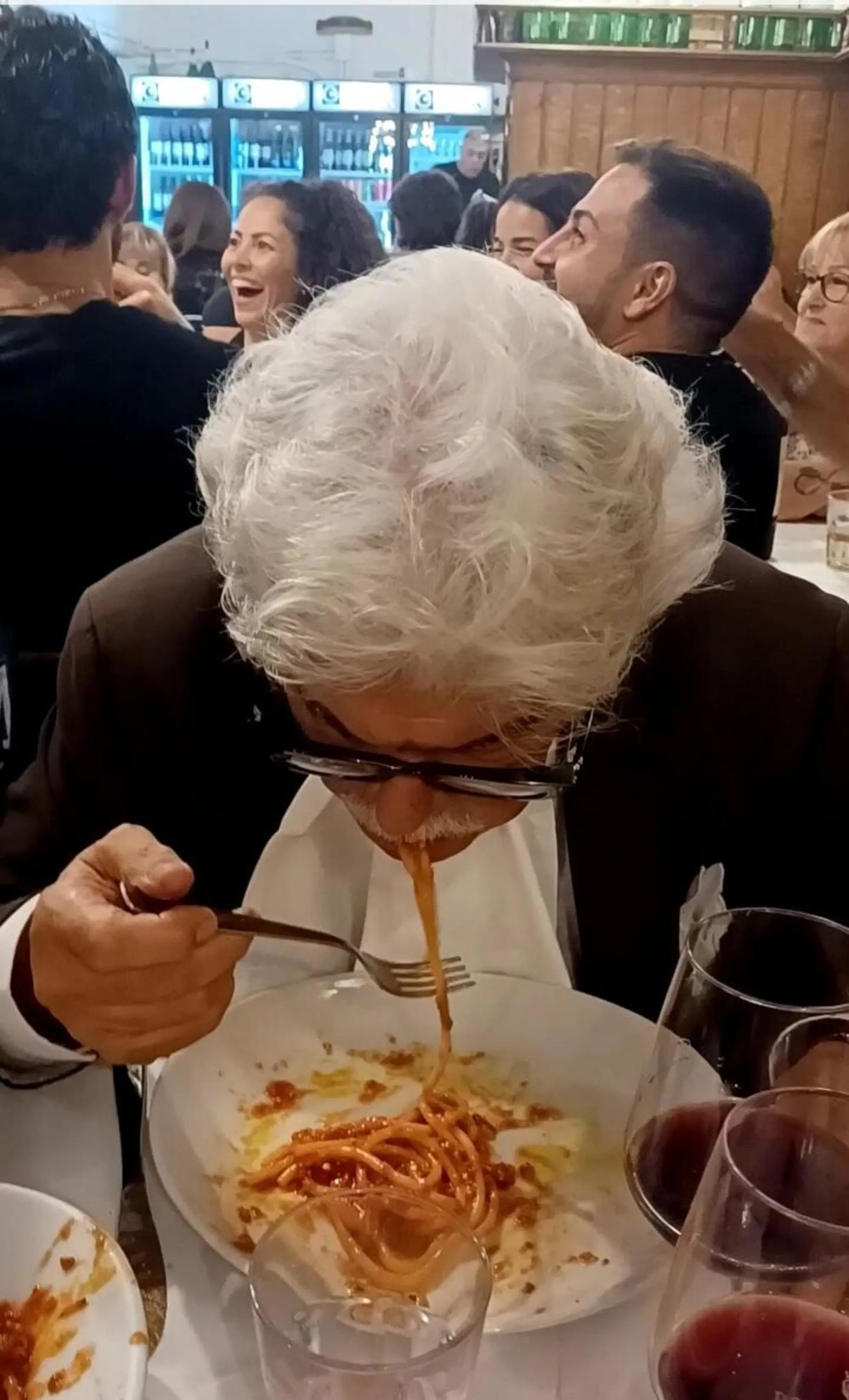 L'ex Senatore Antonio Razzi all'attacco dei bucatini di Cencio a La Parolaccia di Roma