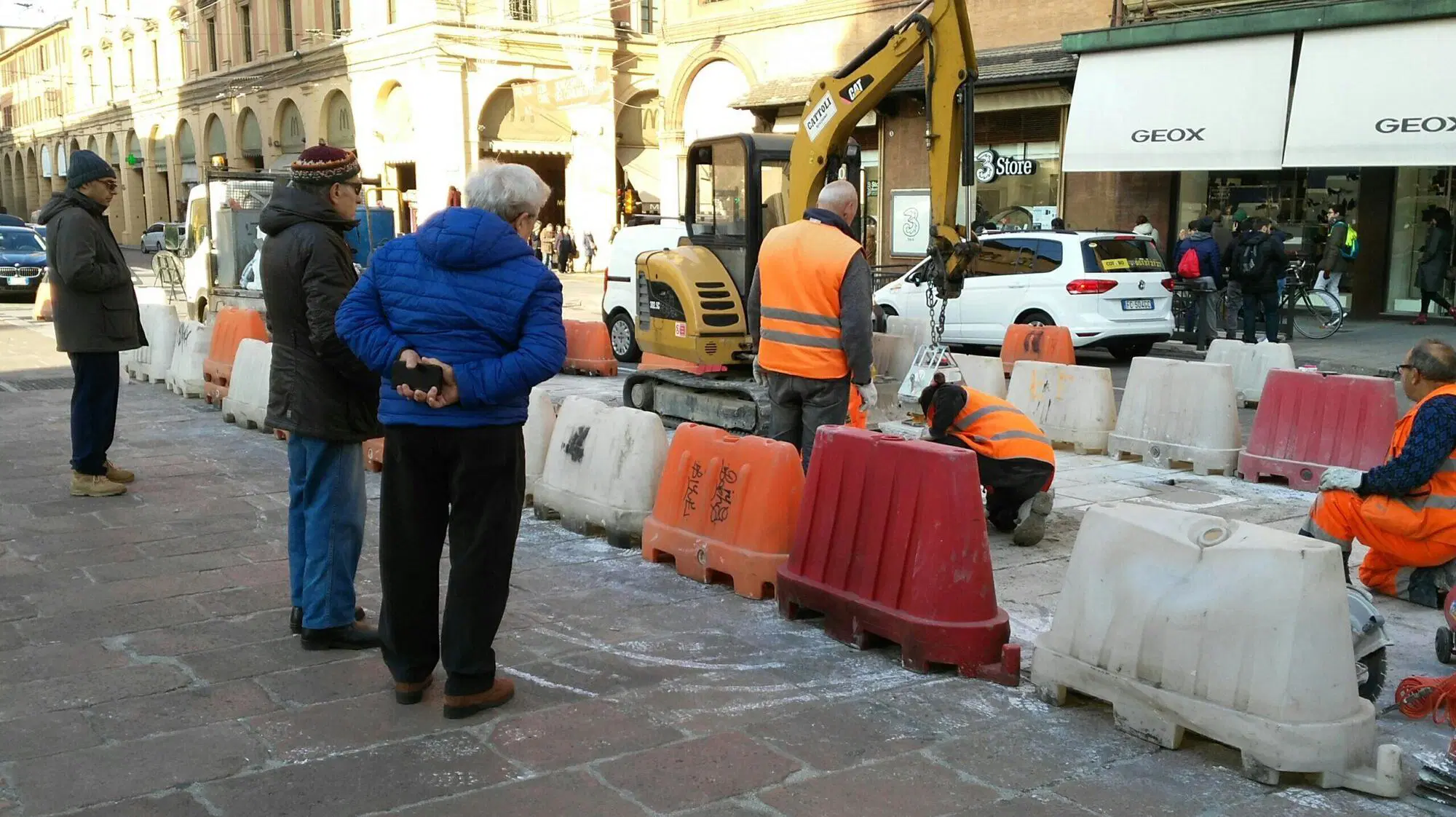 Gli "umarell", i pensionati davanti al cantiere