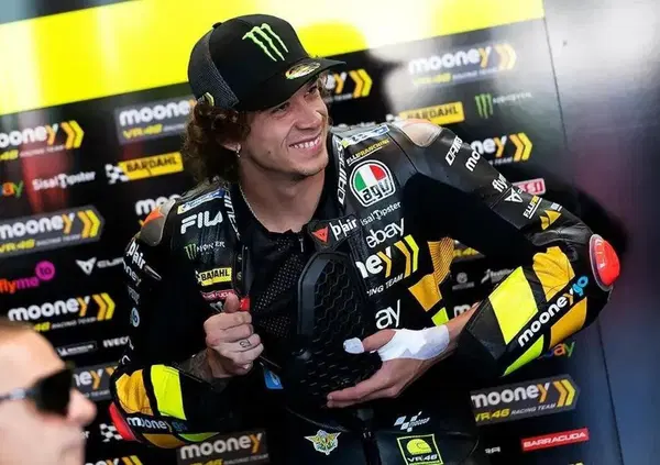 Marco Bezzecchi se la ride: "Copier&ograve; di brutto le scelte di Bagnaia e Mart&igrave;n, la gara al sabato una botta di c*lo"