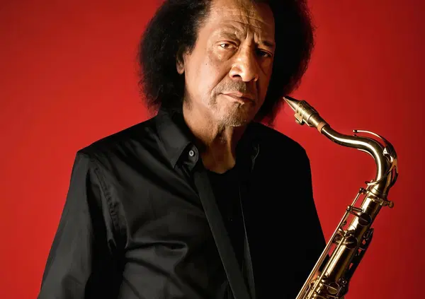 James Senese distrugge i M&aring;neskin: &ldquo;Suonano in playback&rdquo;. E sui nudi di Elodie e Damiano: &ldquo;L&rsquo;ultima spiaggia&rdquo;. Poi su Pino Daniele e Liberato...