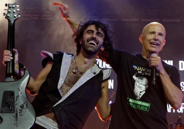 Ma cosa ci fa Giorgio Mastrota all'Alcatraz a lanciare materassi a fianco dei Nanowar Of Steel? 