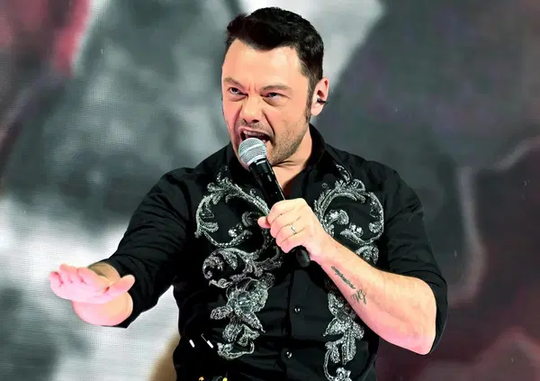 Tiziano Ferro si lagna ancora, stavolta dei giornalisti cattivi: ma che c'entra l'om*fobia?