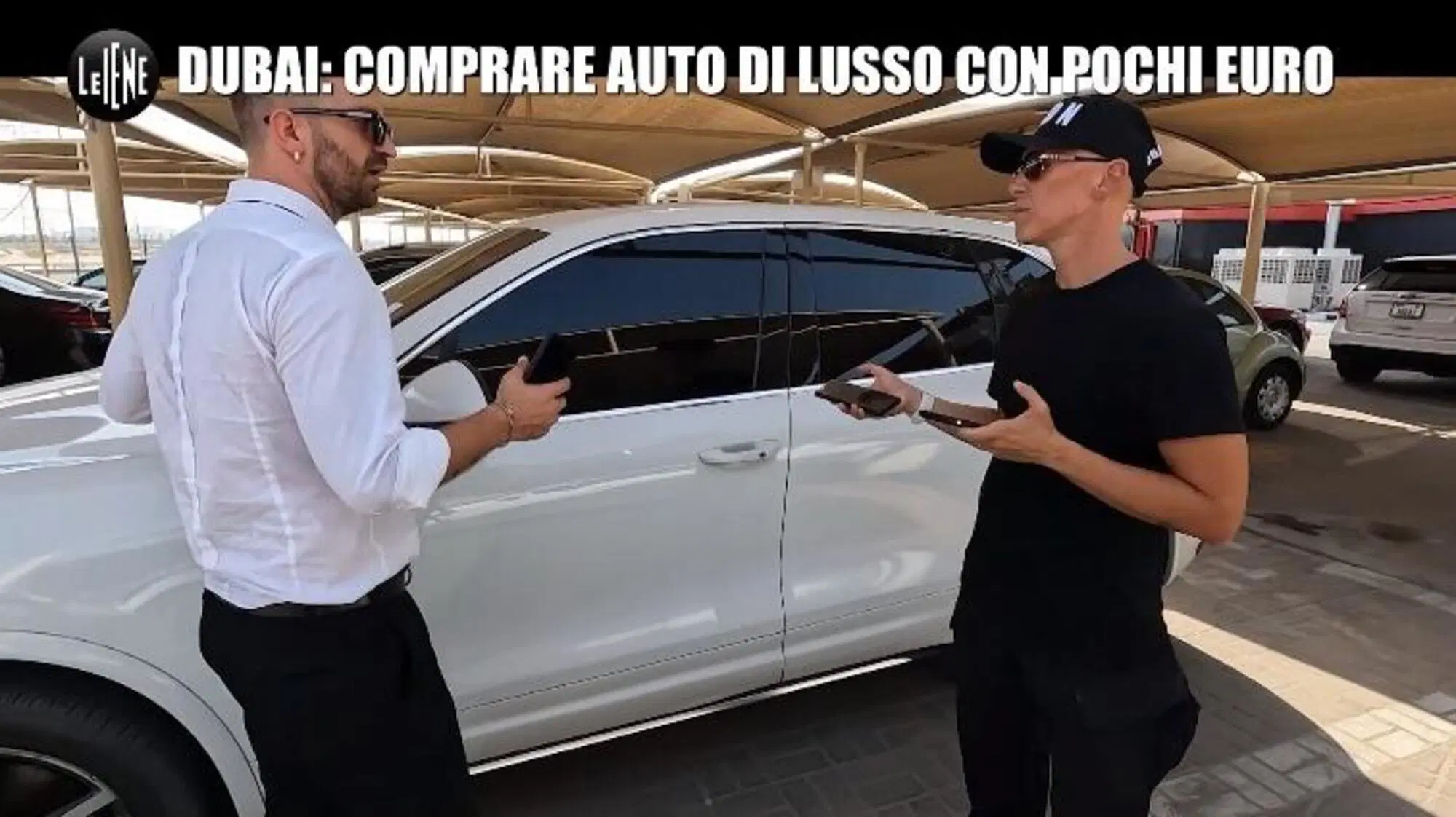 L'inviato de Le Iene Stefano Corti con il "car buster" e il Cayenne che hanno provato a comprare a Dubai
