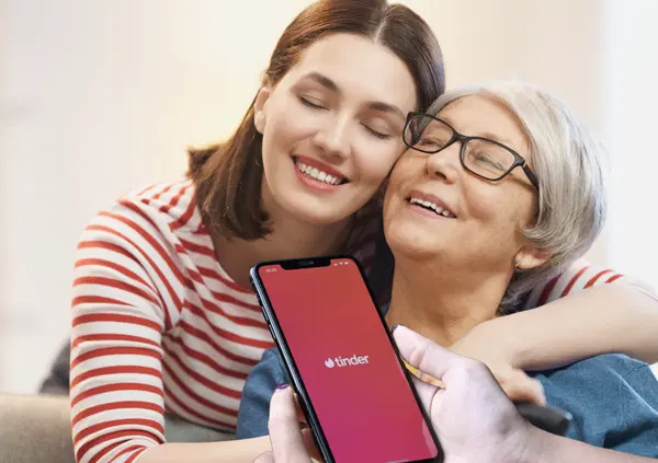 E se fosse mamma a scegliere il tuo prossimo appuntamento su Tinder? L'app di incontri testa l'idea horror