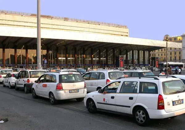 Niente taxi a Roma? Tiziana Ferrario se la prende con Gualtieri: &ldquo;Provi a girare senza autista&hellip;&rdquo;