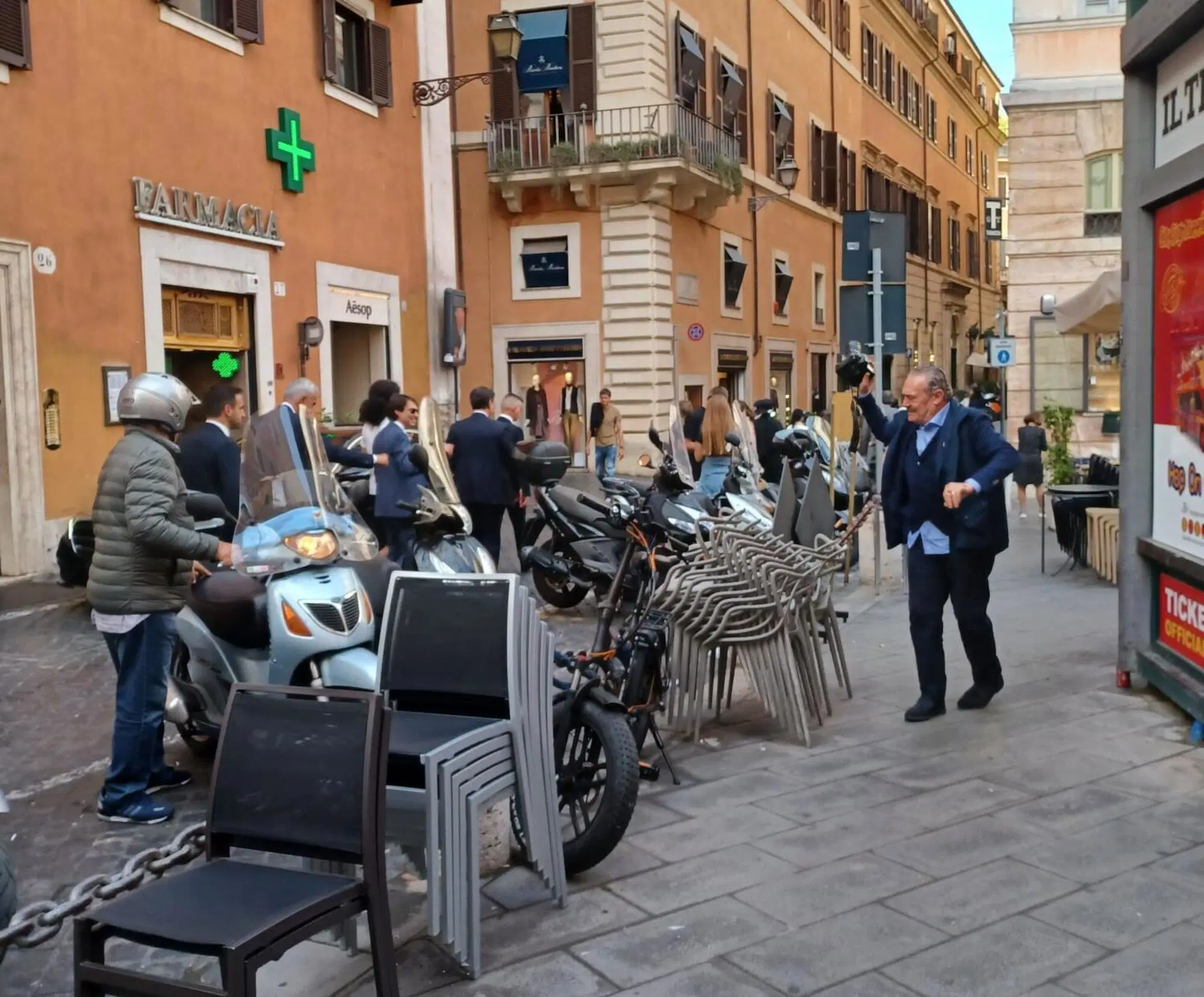 Rino Barillari dopo aver scattato l'ennesimo personaggio