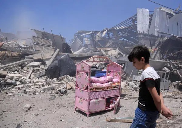 Basta con la "p*rnografia della guerra": perch&eacute; condividere video e foto degli orrori tra Hamas e Israele crea solo assuefazione 