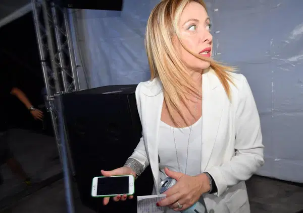 Ma com'&egrave; possibile che due comici russi siamo arrivati a parlare con la Meloni? L'esperto di cybersecurity sullo scherzo telefonico: &ldquo;Leggerezza, ma non hanno agito da soli...&rdquo; 