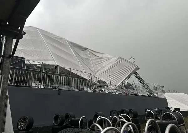 Tetto di una tribuna collassato dopo la tempesta a Interlagos: paura in circuito per le condizioni meteo 