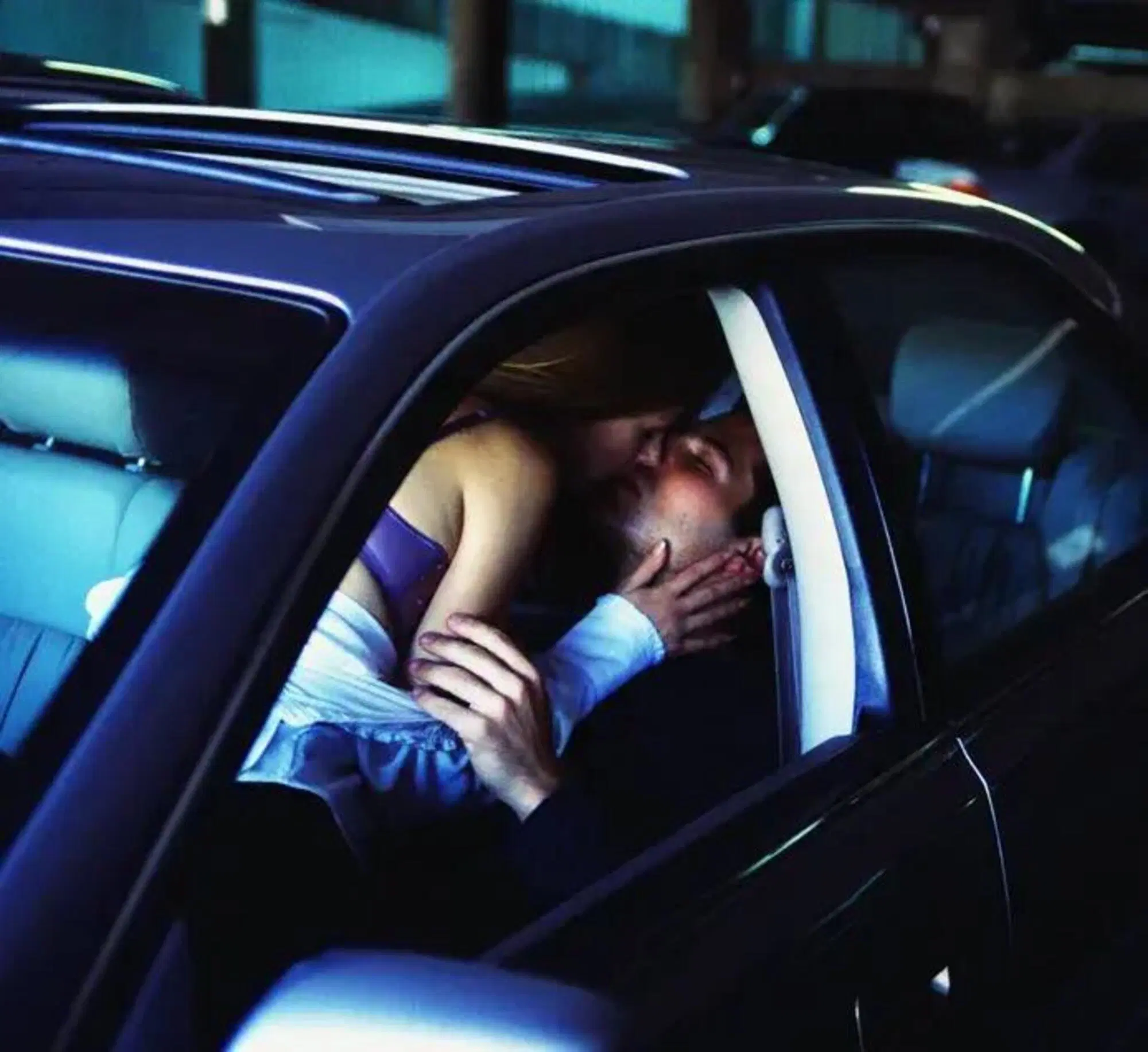 Si pu&ograve; rischiare 10.000 euro di multa facendo l'amore in auto?