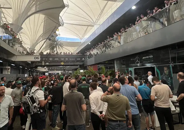 Folla nel paddock a Interlagos per l'eroe di casa Lewis Hamilton 