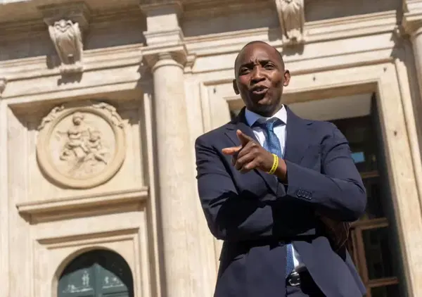 Soumahoro, nel "diritto all'eleganza" non rientrano le dimissioni? 