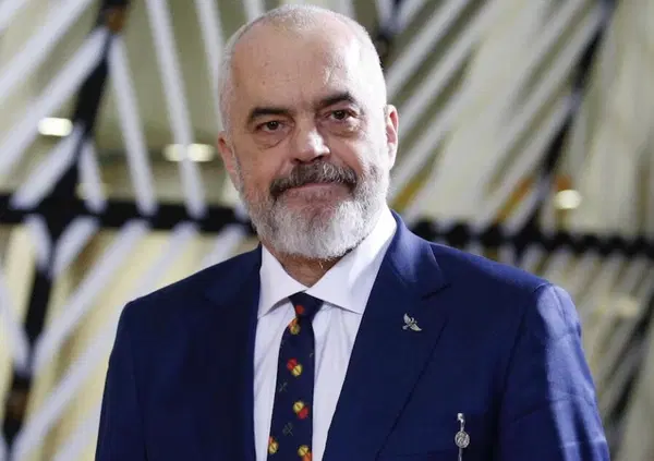 Edi Rama parla italiano meglio di Elly Schlein: che lezione di chiarezza ai nostri politici dal premier albanese, altro che supercazzole e urla