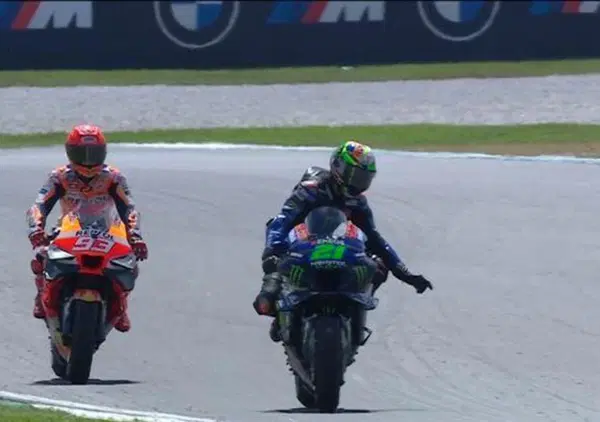 Ok, ma avete visto l'assurda battaglia di Marc Marquez a Franco Morbidelli nelle qualifiche di Sepang?