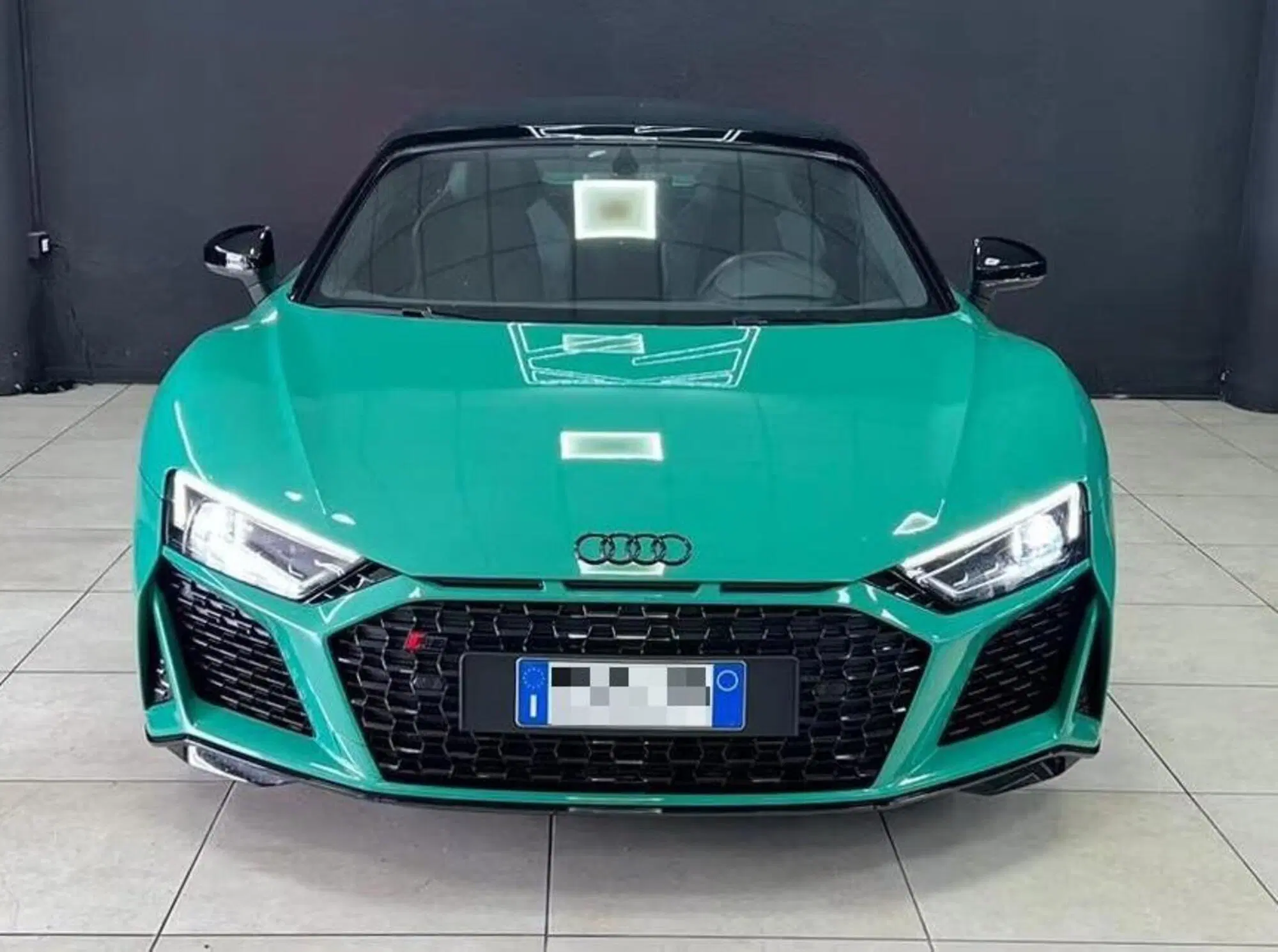 L'Audi R8 "regalata" da Chanel Totti