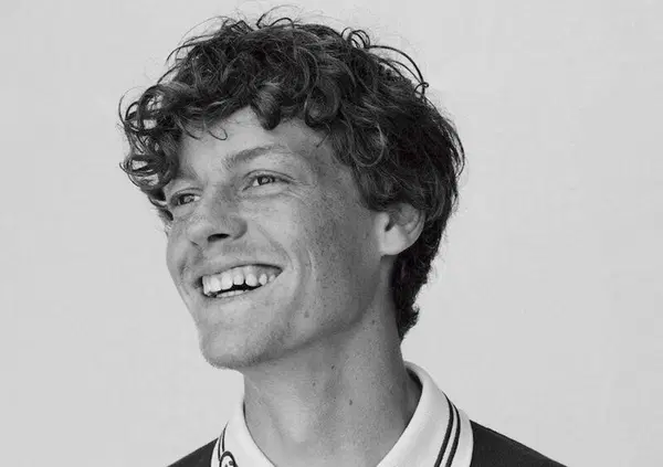 Jannik Sinner che trasforma lo sport come Valentino Rossi e Alberto Tomba. Ma che poi alla fine non assomiglia a nessuno 