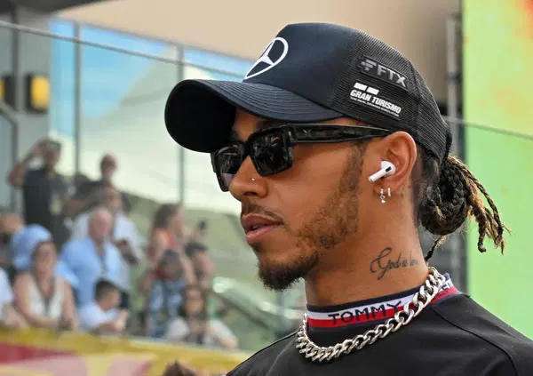 Lewis Hamilton astemio da quattro mesi: "Ho iniziato a bere a 16 anni, ora non tocco alcol"
