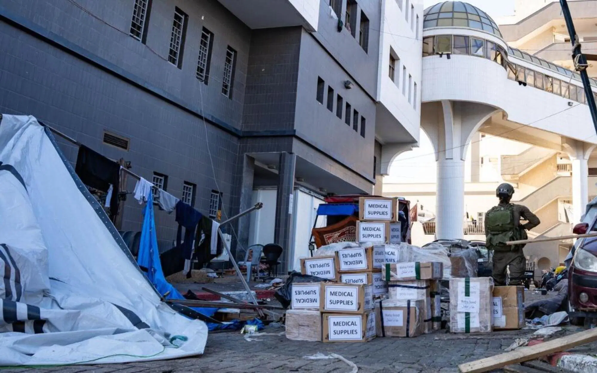 Le truppe dell'Idf con delle scorte mediche per l'ospedale di Al-Shifa
