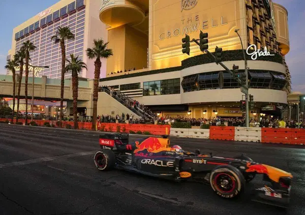 Il super show di Las Vegas demolito dai piloti: "Siamo qui per correre, non siamo pagliacci" 