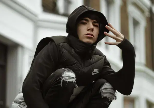 Tedua, nel difendere Shiva, difende il brand "dalla strada". E l'unico non governato dal marketing &egrave; Lucio Corsi