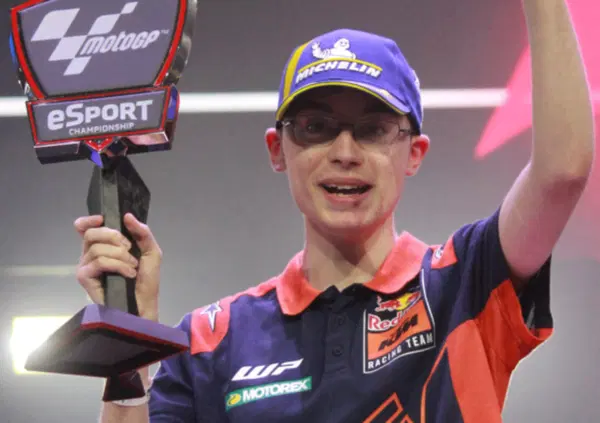MotoGP eSport, Jack Hammersley &egrave; il nuovo King mondiale (virtuale). E alla premiazione c'era il campione reale Dani Pedrosa. Gli italiani, invece?