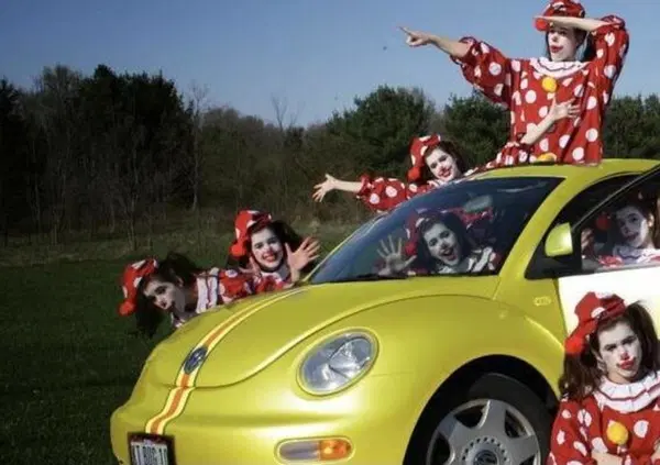 Quante persone ci stanno in una macchina? La realt&agrave; supera anche il trucco dei clown: ecco l'assurdo caso in autostrada