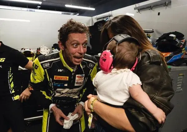 "Gira Gigi, gira!": Valentino Rossi che guida con la figlia Giulietta &egrave; la cosa pi&ugrave; bella che vedrete oggi