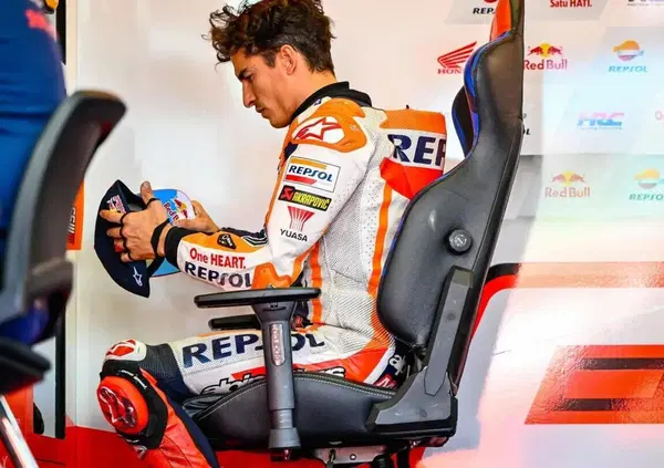 La frustrazione di Marc Marquez: &ldquo;Brad Binder m&rsquo;ha rovinato il sabato&rdquo;. Poi "avvisa" Luca Marini...