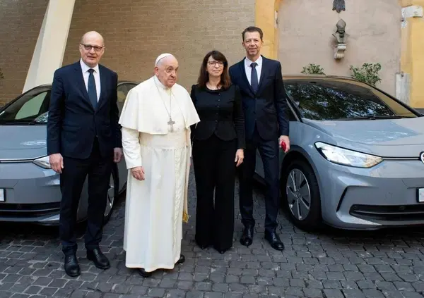 Anche il Papa si "converte" alle auto elettriche: ecco come con Volkswagen tutta la flotta diventa green