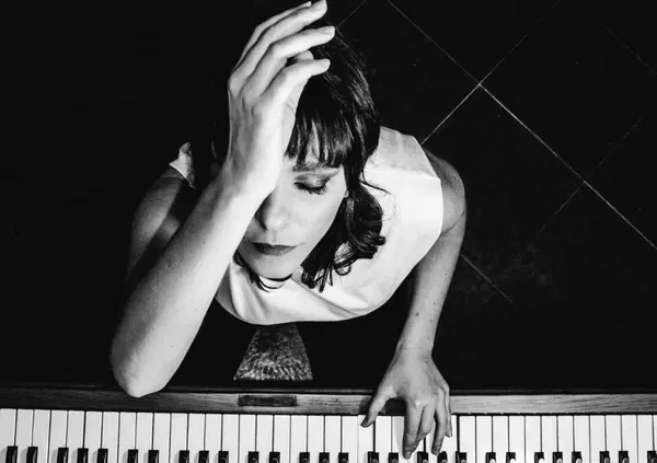 Quanto ci piace Giulia Mutti, la "cantautrice coraggiosa" 