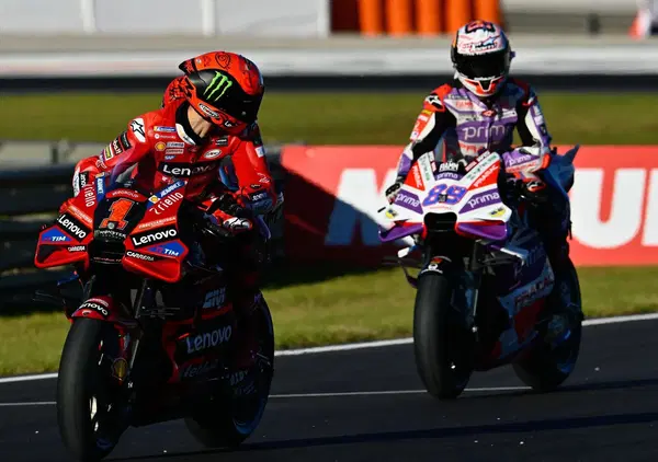 Pecco Bagnaia sulle provocazioni di Jorge Mart&iacute;n: "Lo fa da 3 gare, dovrebbe pensare ai fatti suoi. Ai piloti Ducati chieder&ograve;..."