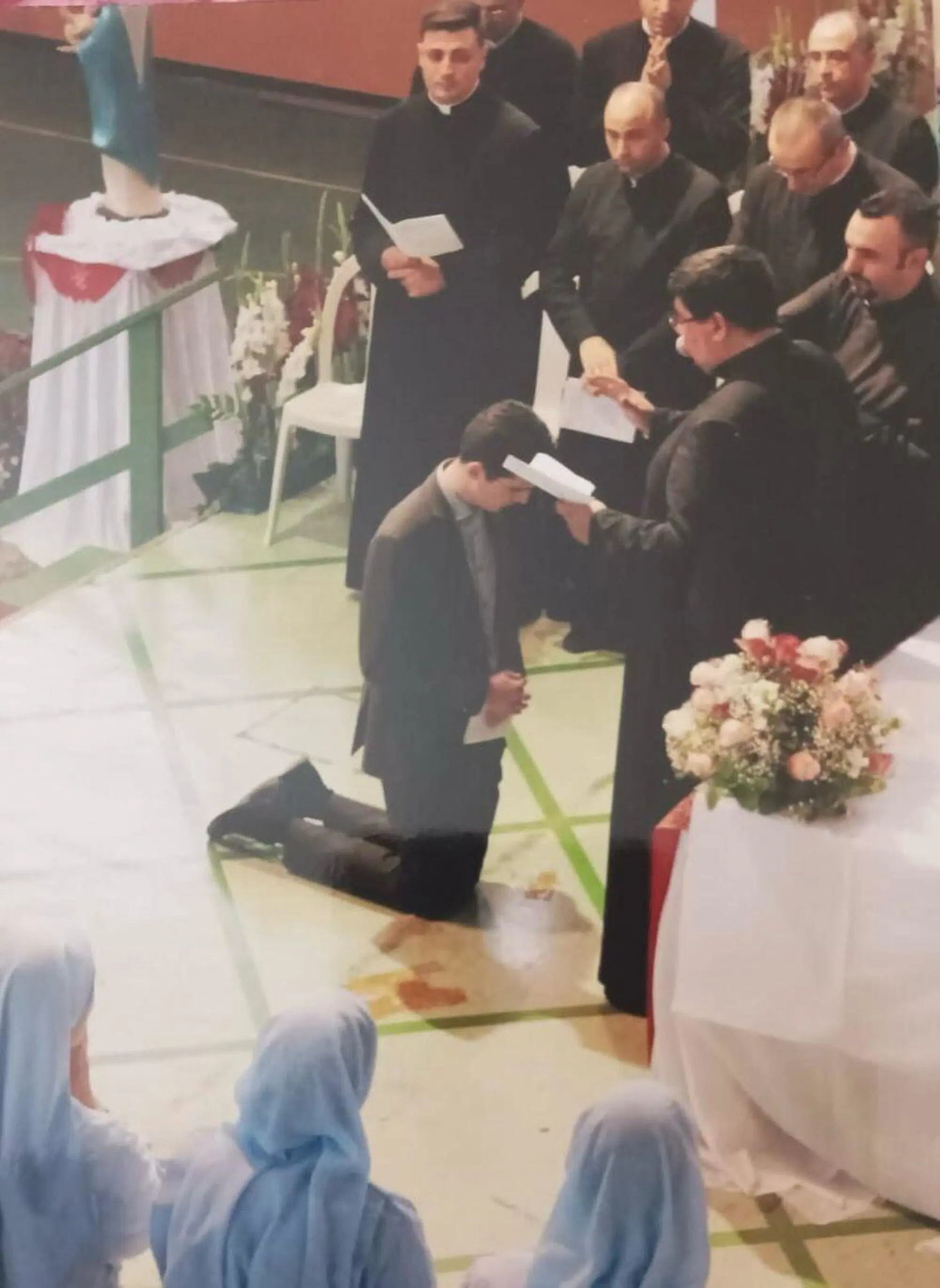 Marco Macr&igrave; quando prese i voti dall'attuale cappellano del Papa, don Tommaso Sabato
