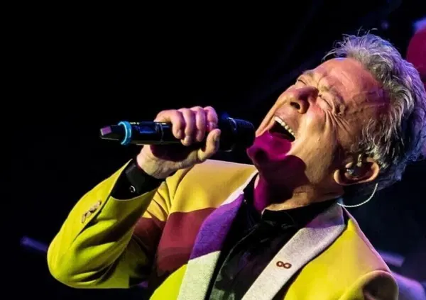 Fermi tutti: Pupo &egrave; tornato in Russia! Ecco video e foto del concerto a Le leggende di Retro Fm a Mosca. E c'era un altro italiano... 