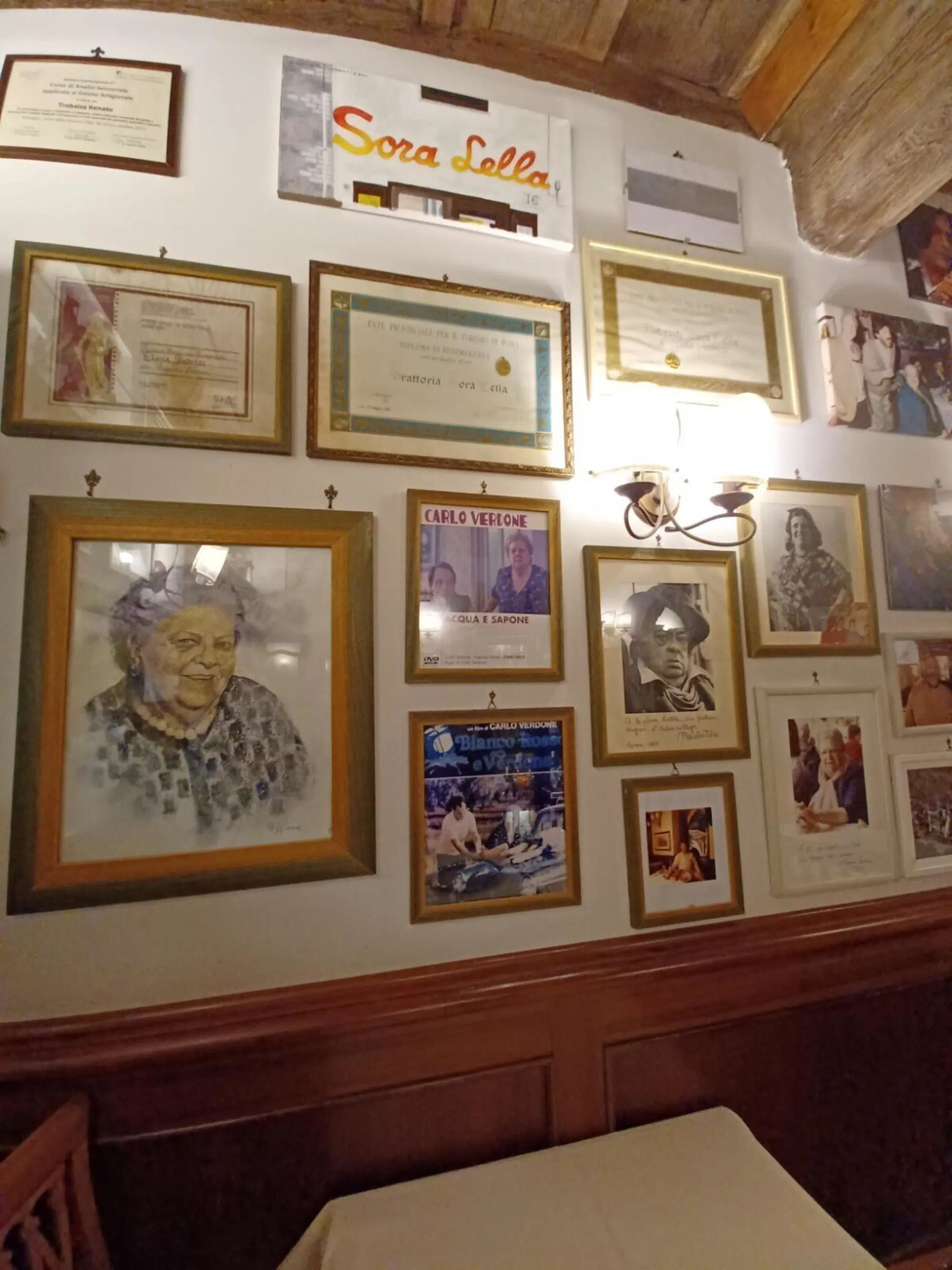 Sora Lella everywhere nel suo ristorante a Roma