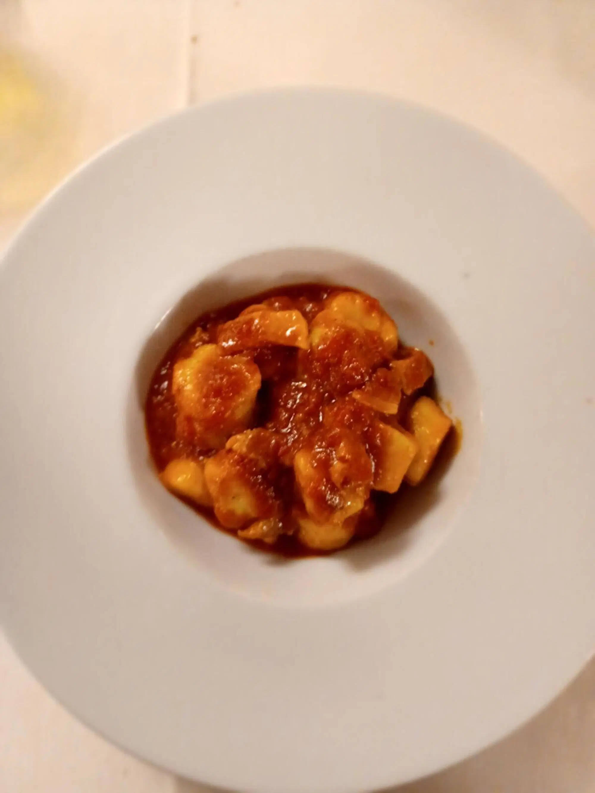 I gnocchi all'amatriciana al ristorante Sora Lella a Roma
