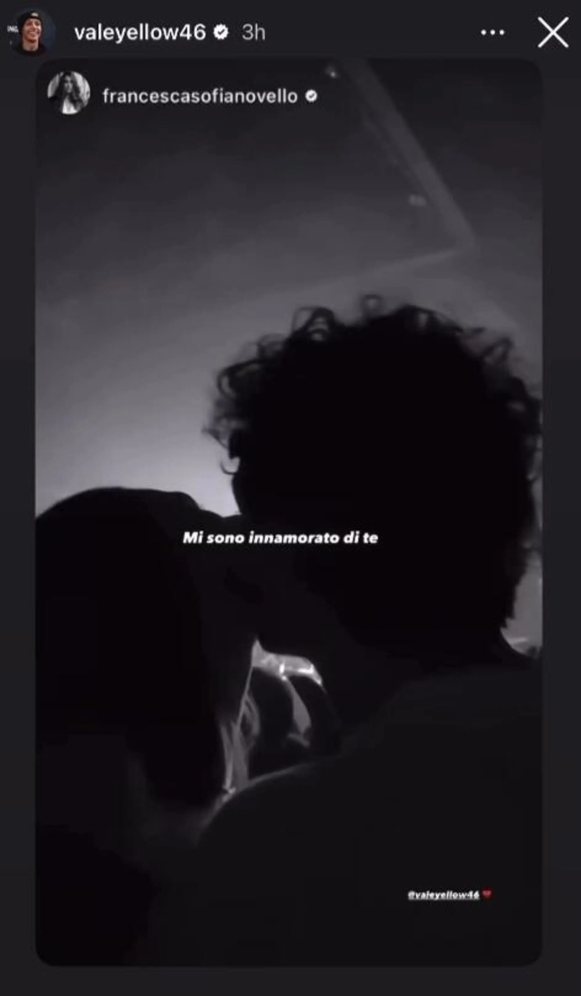 Valentino Rossi e Francesca Sofia Novello si baciano durante il concerto di Calcutta